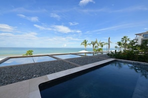 A pool with a clear view of the ocean and palm trees. - Pent Garden Azul Pac Fico (Punta de Mita)