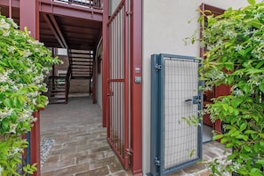 A gated entrance with a metal gate and a keypad lock. - La Molinella garden suite apartement, Formigine, Italy (Formigine)