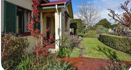 Cosy 2-Bedroom Cottage sleeps 4 with free wifi- AC. Optional Studio Hire.