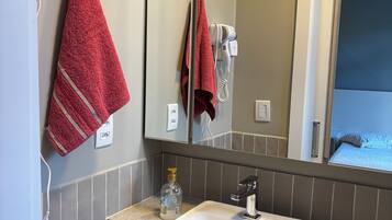 Dusche, Haartrockner, Handtücher, Seife