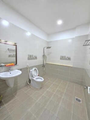 A bathroom with a sink, toilet, and shower. - Dũng India Hotel (Tân Bình)