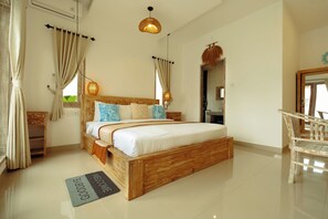 A spacious bedroom with a large bed, wooden headboard, and two bedside lamps. - Villa Warna Canggu (Badung)