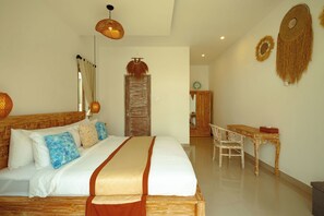 A spacious bedroom with a large bed, bedside lamps, a wooden wardrobe, and a desk. - Villa Warna Canggu (Badung)