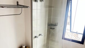 A modern bathroom with a glass-enclosed shower, a white toilet, and a marble countertop. - Cozy 1-bedroom bed & breakfast in peaceful São Paulo with AC (São Paulo)