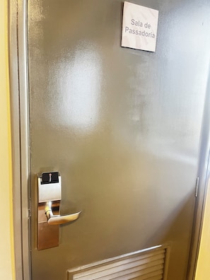 A door with a sign reading 'Sala de Pasadoria' and a card reader.