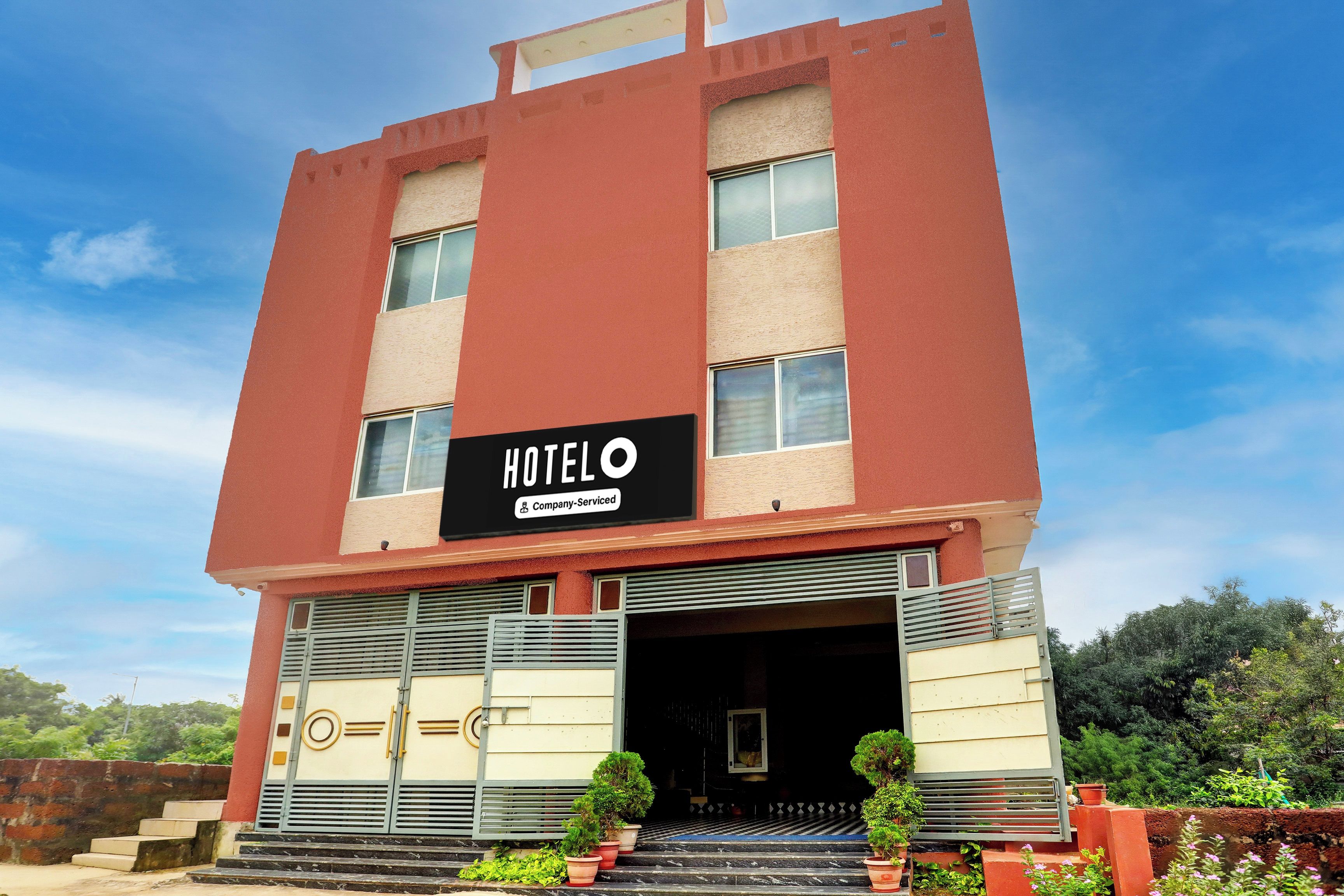 A hotel with a sign indicating it is company-serviced.