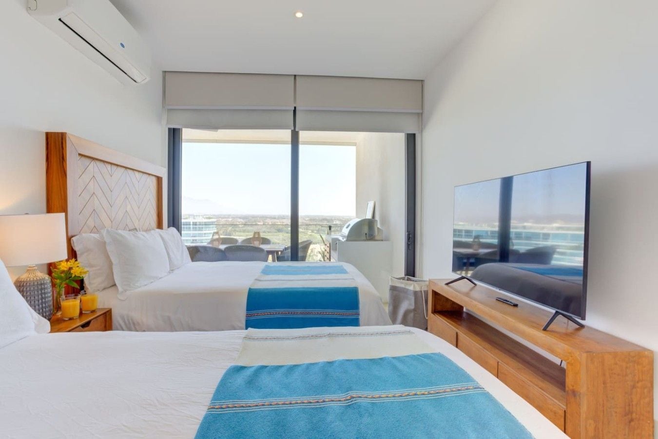 Desk, iron/ironing board, WiFi, bed sheets