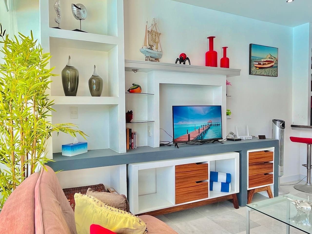 Uma sala de estar moderna com televisão de tela plana, lareira e espaço para bar.