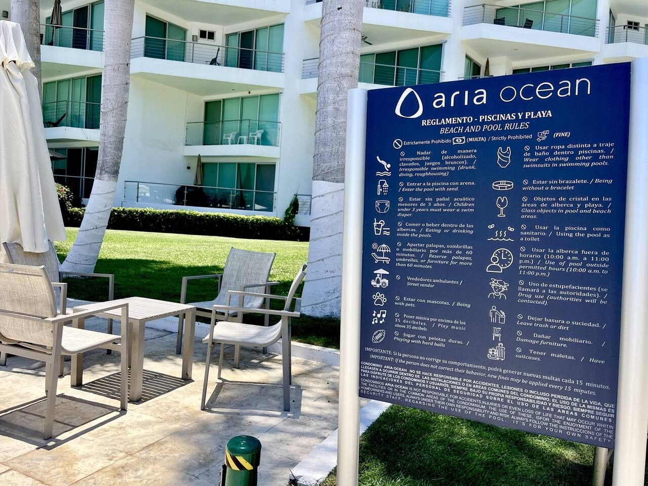 Placa com regras da praia e da piscina em um resort.