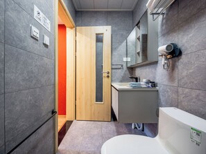 Buồng tắm vòi sen, vòi sen phun mưa, sàn nhà có sưởi, khăn tắm