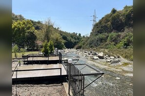 Un río con una baranda de metal y una plataforma de concreto.