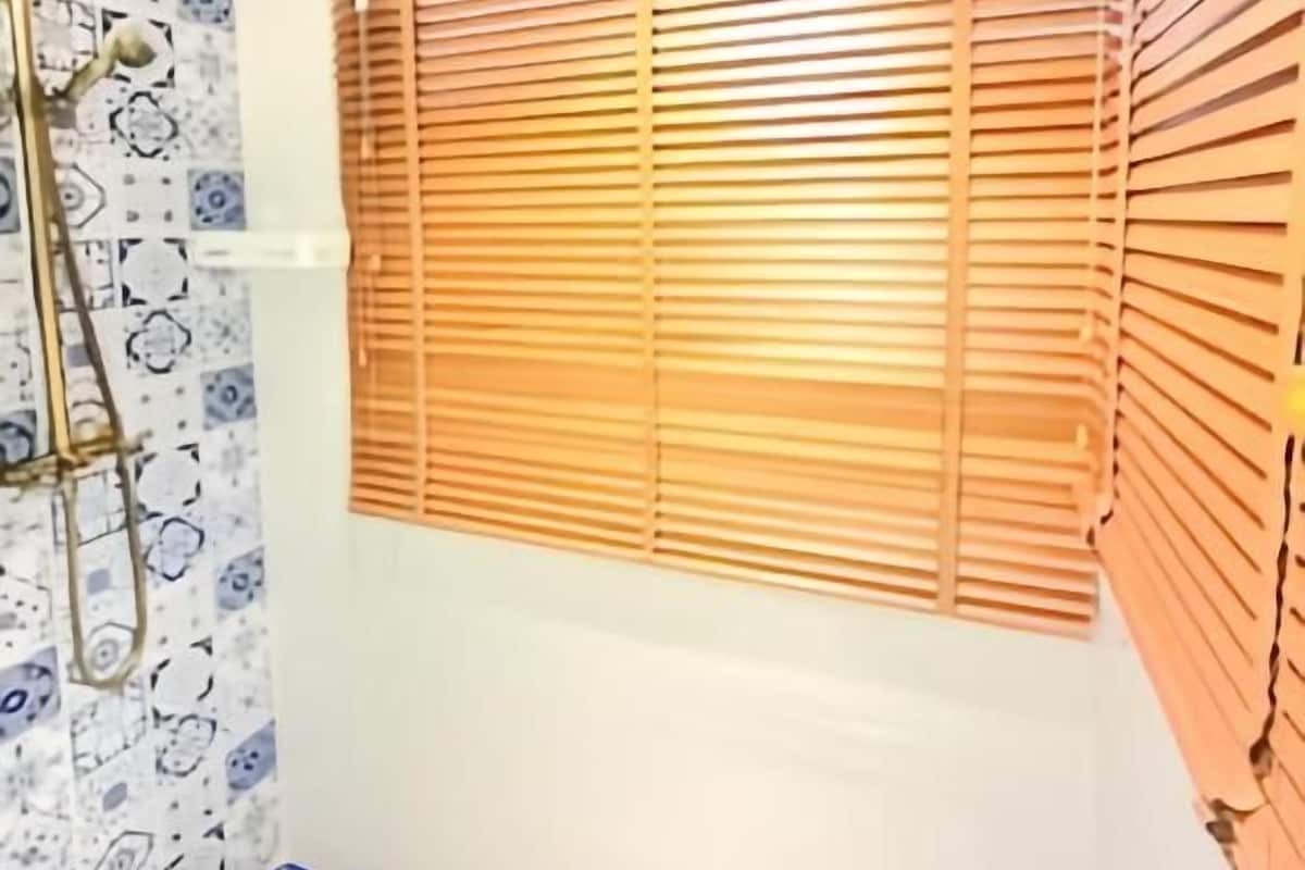 Kamar Single, 1 Tempat Tidur Twin Besar | Kamar mandi | Shower, sabun, sampo, dan tisu toilet