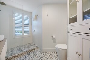 A bathroom with a toilet, a shower, and a sink. - Tranquil Waterfront Retreat Broadbeach Waters (Gold Coast)
