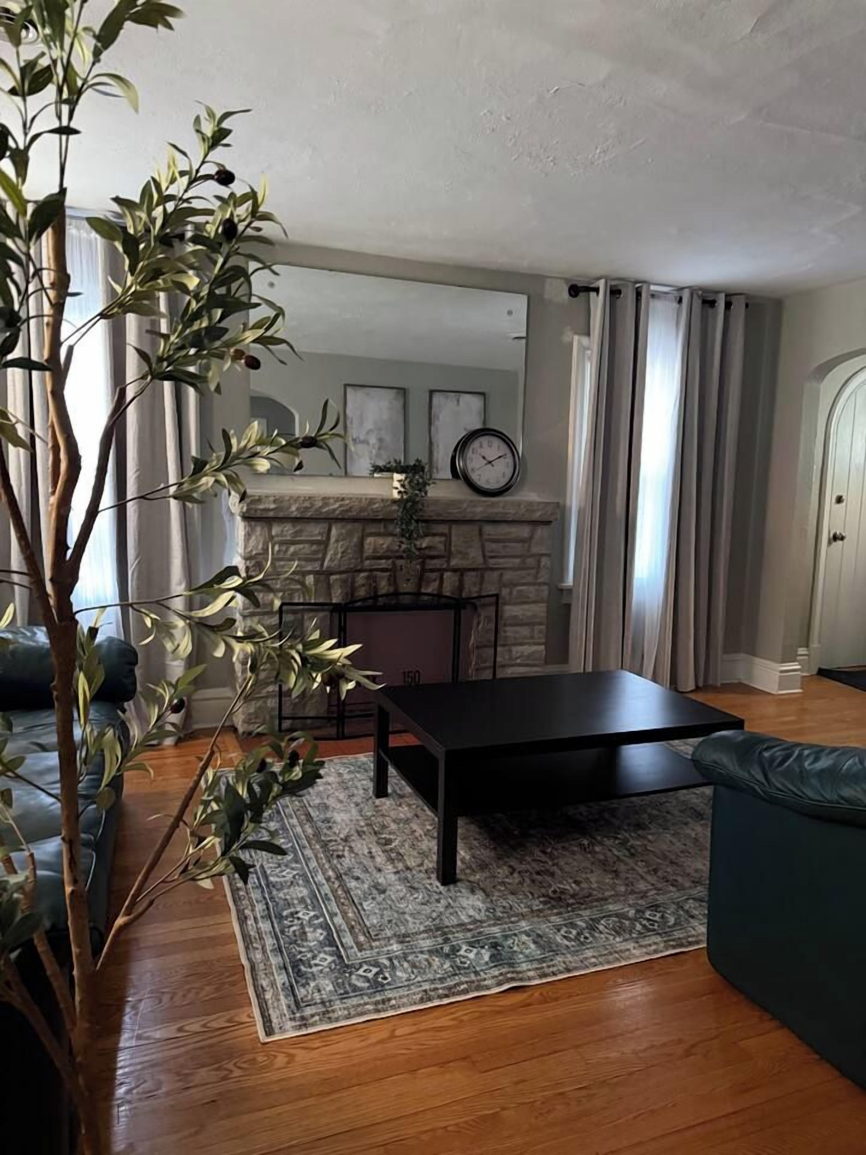 Un salon avec une cheminée, une table à manger et un canapé.