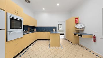 Classic House, Garden View | Private kitchen