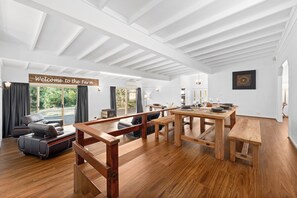 Family dining - Jilliby Valley Retreat (Jilliby)