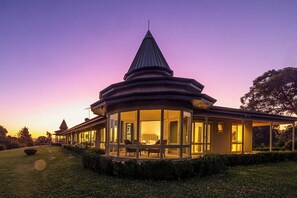 Un grand immeuble à étages, doté d’une tour distinctive et de nombreuses fenêtres.