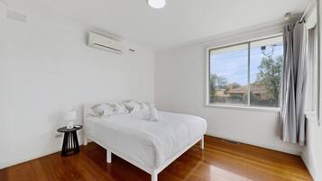 Apartment | 4 bedrooms, laptop workspace, bed sheets