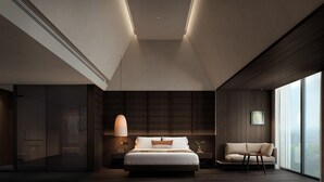 Een moderne slaapkamer met een groot bed, een nachtkastje, een stoel en een ruim venster.