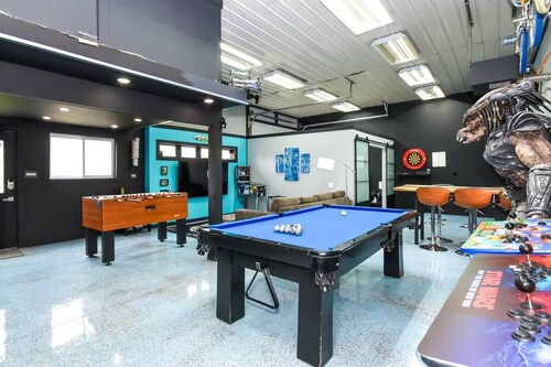 Ultimate Gamers Retreat Private Arcade, Pool & Hot Tub