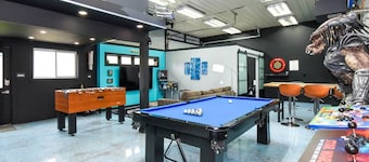 Ultimate Gamers Retreat Private Arcade, Pool & Hot Tub