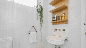 Bathroom - Cottage in Coal Point (Coal Point)