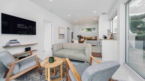 Living area - Cottage in Coal Point (Coal Point)