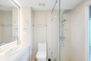 Ein modernes Badezimmer mit Waschbecken, Toilette und einer Duschkabine.
