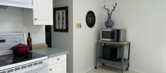 Bright & Cozy - The White Rock Gateway