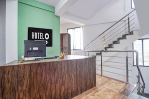 Una recepción de hotel con un letrero que dice 'HOTEL O'.