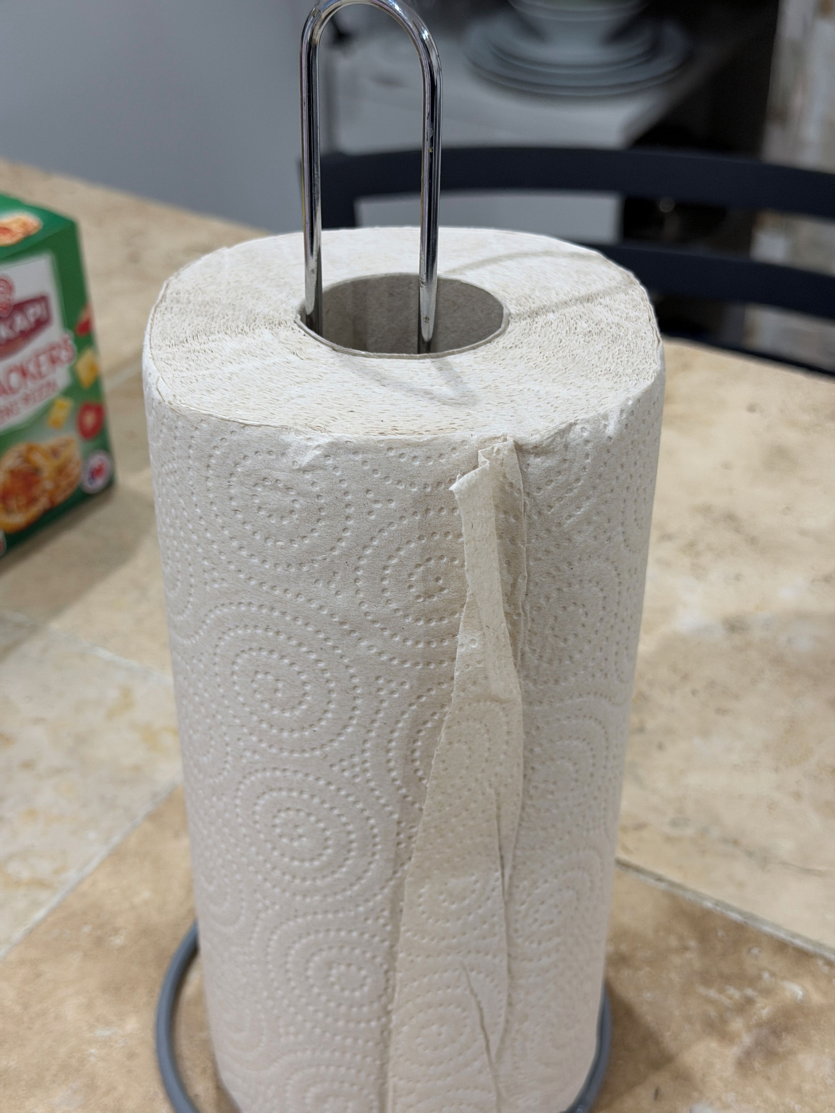 WC-paperirulla metallisessa pidikkeessä kylpyhuoneen tasolla.