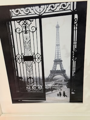 A black and white photo of the Eiffel Tower through a decorative iron gate. - Fabulous 4-bedroom townhome with AC in charming Rueil-Malmaison (Rueil-Malmaison)