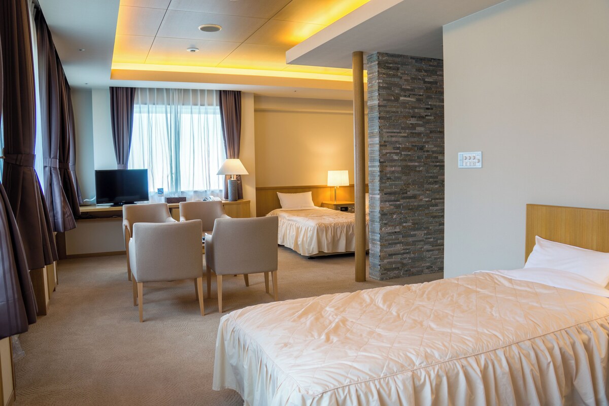 Deluxe Quadruple Room, Private Bathroom | Desk