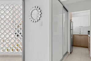 Eine moderne Küche mit Kühlschrank, Spüle und Holzschränken.