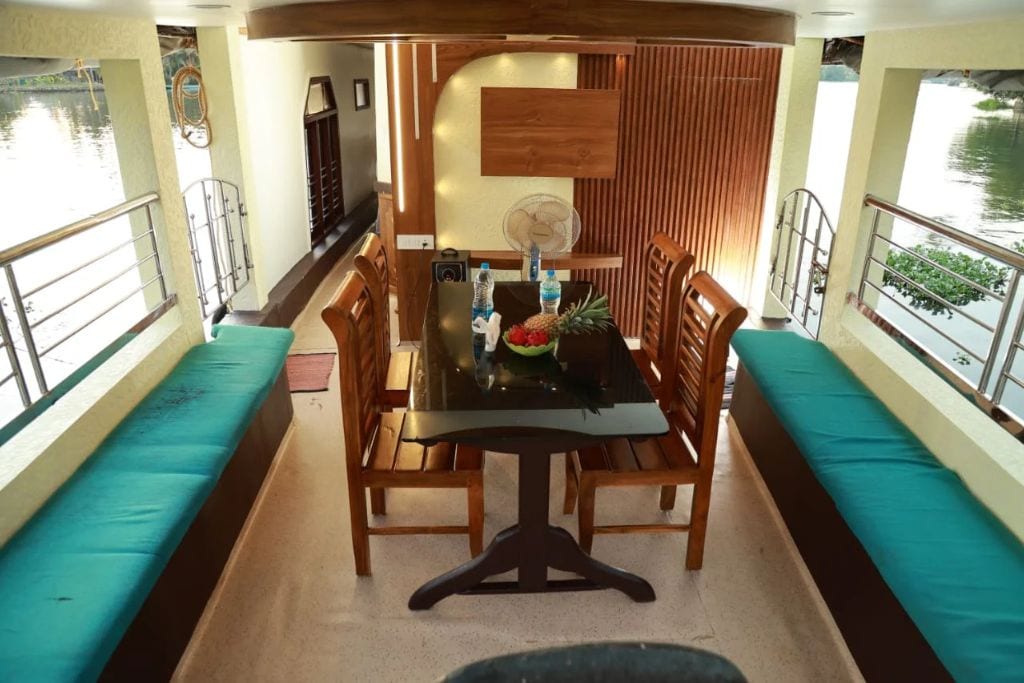 Un espace repas comprenant une table, des chaises et un ventilateur.