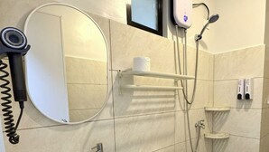 Ein Badezimmer mit Toilette, Waschbecken und Duschkabine.