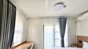 Ein Hotelzimmer mit Bett, Schreibtisch und Stuhl.