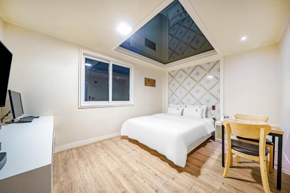 Kamar Double Standar, pemandangan kota