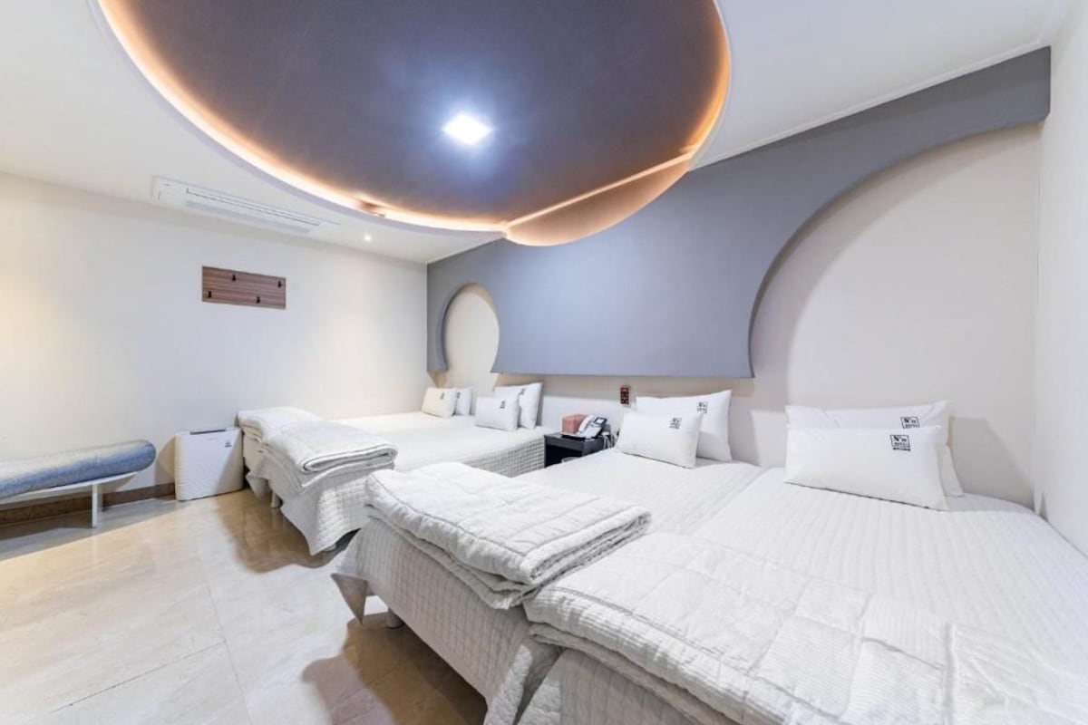 Kamar Double atau Twin Keluarga, pemandangan kota | Meja kerja, ruang kerja ramah laptop, dan Wi-Fi gratis