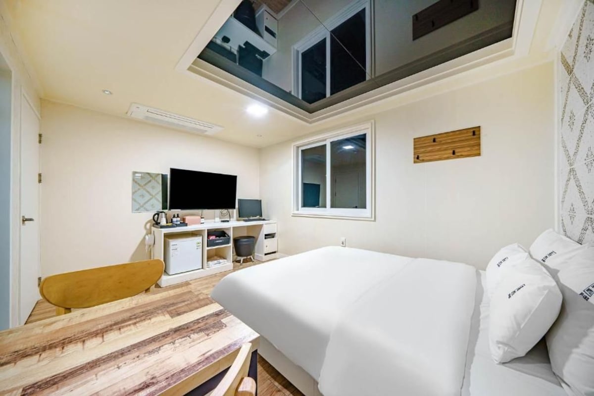 Kamar Double Standar, pemandangan kota | Meja kerja, ruang kerja ramah laptop, dan Wi-Fi gratis