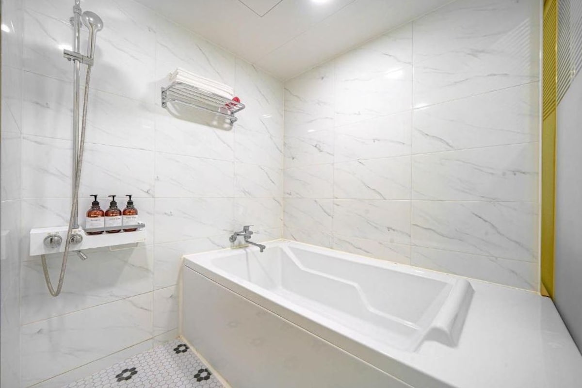 Suite Klasik, pemandangan kota | Kamar mandi | Bathtub dan shower terpisah dan perlengkapan mandi gratis