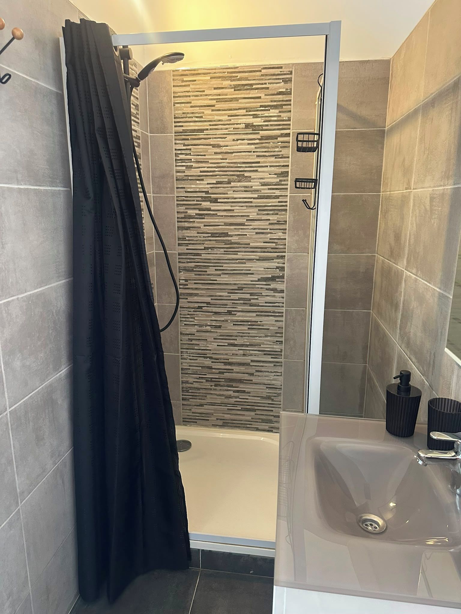 Ein modernes Badezimmer mit Dusche, Badewanne und Toilette.