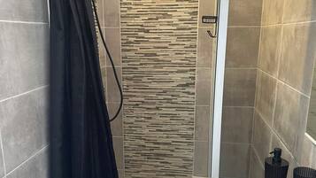 Ein modernes Badezimmer mit Dusche, Badewanne und Toilette.