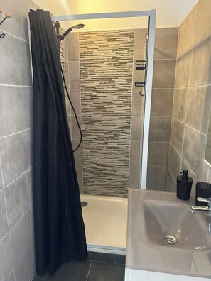 Dusche, Haartrockner, Handtücher