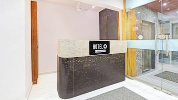 Ein Hotel-Rezeptionsschalter mit einem Schild, das anzeigt, dass er betrieblich genutzt wird.