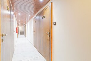 Un pasillo con puertas de madera, cada una con un número.