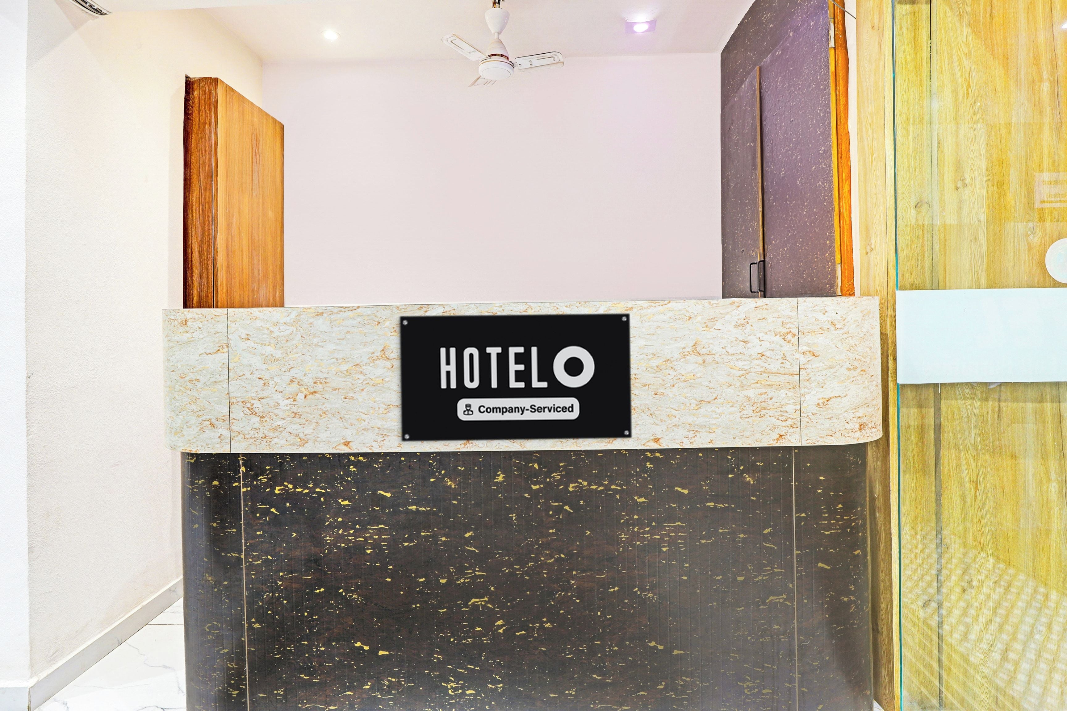 Ein Empfangstresen mit einem Schild, das anzeigt, dass es sich um ein von der Firma betreutes Hotel handelt.