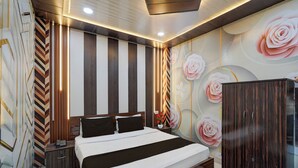 A modern bedroom with a large bed, a wardrobe, and a decorative wall with floral patterns. - Hotel O Gurdev Metro Station Kanpur (Kanpur)