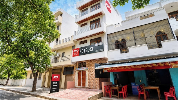 A hotel with a sign indicating it is a serviced company, a reception area, and a restaurant with outdoor seating. - Hotel O Gurdev Metro Station Kanpur (Kanpur)