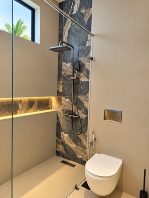Deluxe Double Room, Balcony, Garden View | Bathroom | Free toiletries, soap, shampoo, toilet paper - Thilo Villa Matara (Matara)